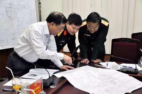 Lãnh đạo Tổng công ty Đông Bắc báo cáo với đồng chí Đỗ Thông, Phó Chủ tịch Thường trực UBND tỉnh về tiến độ xây dựng dự án kho chứa than và tuyến đường vận tải trên địa bàn huyện Đông Triều. Ảnh: Quang Minh