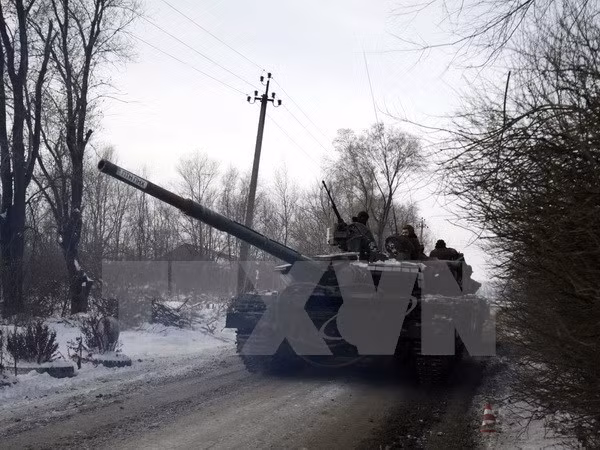 Một xe tăng của Ukraine tại làng Orlovka, khu vực do quân đội Ukraine kiểm soát ở miền đông Donetsk ngày 4/12. (Ảnh: AFP/TTXVN)