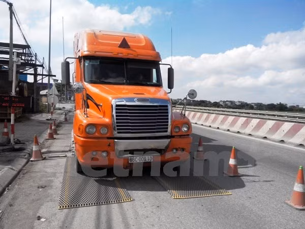 Trạm cân tải trọng xe hoạt động 24/24 giờ đã hạn chế được xe quá tải. (Ảnh: Việt Hùng/Vietnam+)