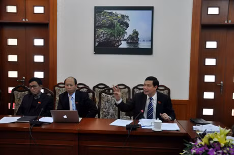Đồng chí Nguyễn Đức Long, Phó Bí thư Tỉnh ủy, Chủ tịch HĐND tỉnh tham gia thảo luận tại Tổ Hạ Long-Hoành Bồ