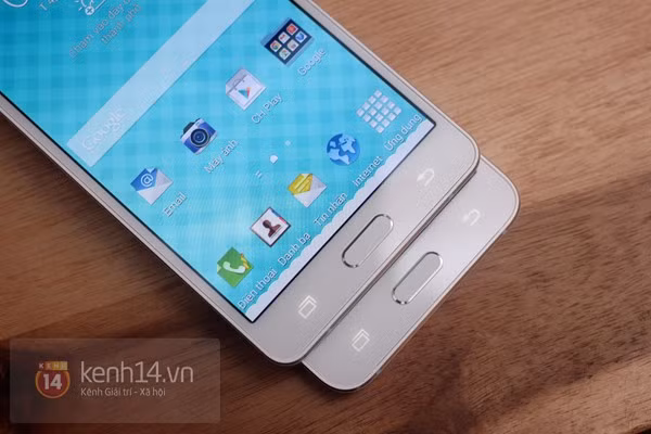 Đúng như thông báo trước đó, A3 và A5 đều được cài sẵn Android 4.4 khi lên kệ.