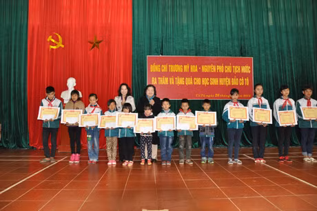 ... và tặng học bổng Vừ A Dính cho các HS vượt khó học giỏi.