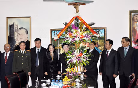 Đồng chí Phạm Minh Chính, Bí thư Tỉnh ủy tặng hoa chúc mừng giáo xứ Hòn Gai nhân dịp giáng sinh 2014