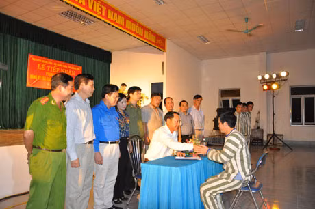 Tiếp nhận phạm nhân mãn hạn tù về làm việc tại Hội Doanh nghiệp trẻ tỉnh. (Ảnh minh hoạ)