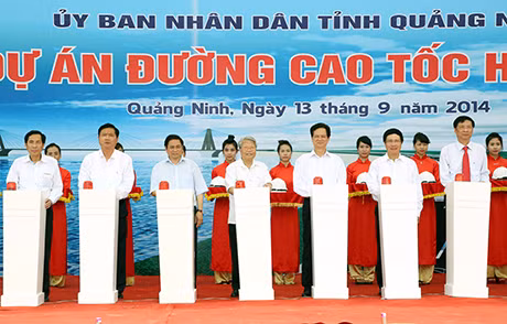 Thủ tướng Chính phủ Nguyễn Tấn Dũng nhấn nút khởi công xây dựng tuyến đường cao tốc Hạ Long - Hải Phòng. Ảnh : Khánh Giang