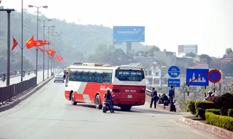 Người dân đứng ở đầu cầu Bãi Cháy, phía Hòn Gai đón xe. ảnh chụp ngày 20-12- 2014