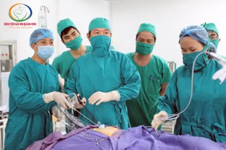 ThS.Bs. Nguyễn Quốc Hùng, Giám đốc bệnh viện Sản nhi Quảng Ninh trực tiếp thực hiện phẫu thuật mổ nội sôi một lỗ bóc u buồng trứng cho bệnh nhân