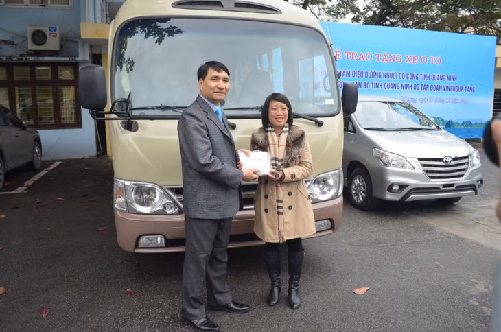 Bà Vũ Thị Như, đại diện Tập đoàn Vingroup tại Quảng Ninh đã trực tiếp trao tặng xe ô tô Hyundai 29 chỗ cho đại diện lãnh đạo Nhà điều dưỡng cán bộ tỉnh; 