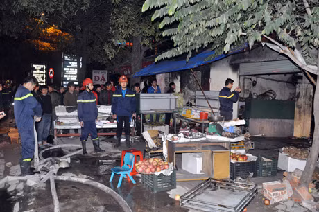 Cửa hàng hoa quả nơi xảy ra cháy.