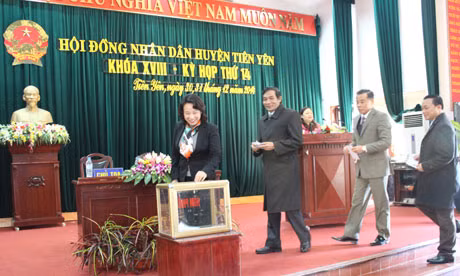 Các đại biểu tham dự cuộc họp ủng hộ kinh phí xây đập Khe Cát, xã Hải Lạng