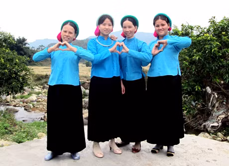 Người dân vùng cao Đại Thành (Tiên Yên) hưởng ứng chương trình nụ cười Hạ Long. (Ảnh do tác giả thaotruyenhinh@gmail.com gửi qua hộp thư đường dây nóng của chương trình xây dựng thương hiệu du lịch tỉnh Quảng Ninh)