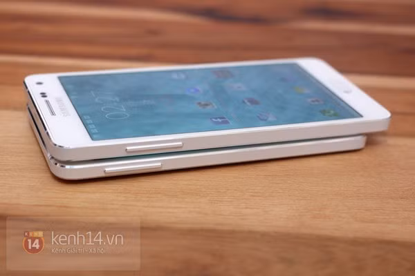 ... trong khi đó phía cạnh trái được bố trí nút tăng giảm âm lượng. Samsung Galaxy A3 và A5 có độ dày thân máy lần lượt là 6,9 mm và 6,7 mm, thuộc hàng những chiếc smartphone mỏng nhất của Samsung hiện nay.