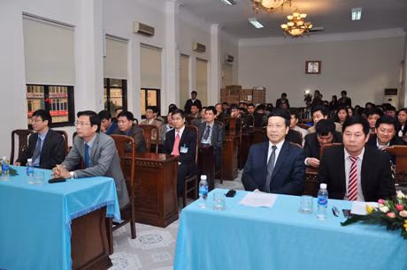 Các đồng chí lãnh đạo tỉnh, sở, ngành đến dự buổi chúc mừng.