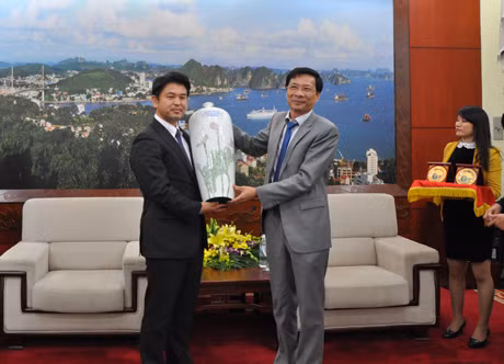 Chủ tịch UBND tỉnh Nguyễn Văn Đọc tặng quà lưu niệm đoàn công tác Bộ Nông lâm thủy sản Nhật Bản.
