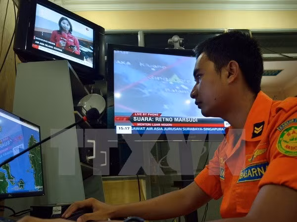 Nhân viên Cơ quan tìm kiếm, cứu hộ quốc gia Indonesia ở Medan nỗ lực tìm kiếm chiếc máy bay xấu số. (Nguồn: AFP/TTXVN)