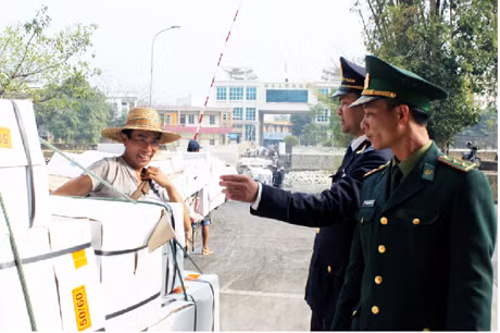 Các lực lượng chức năng tăng cường kiểm tra, kiểm soát nhằm ngăn chặn việc nhập lậu gia cầm, gia súc, thực phẩm. Trong ảnh: CBCS Đồn Biên phòng Cửa khẩu Hoành Mô kiểm tra hàng hoá nhập khẩu.