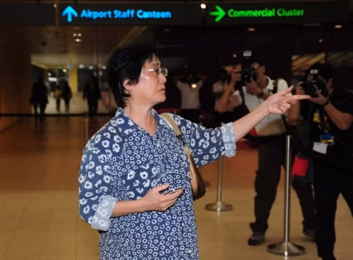  Một phụ nữ vào khu vực dành cho thân nhân hành khách chuyến bay mất tích tại Nhà ga 1 ở sân bay quốc tế Changi, Singapore. Ảnh: AFP