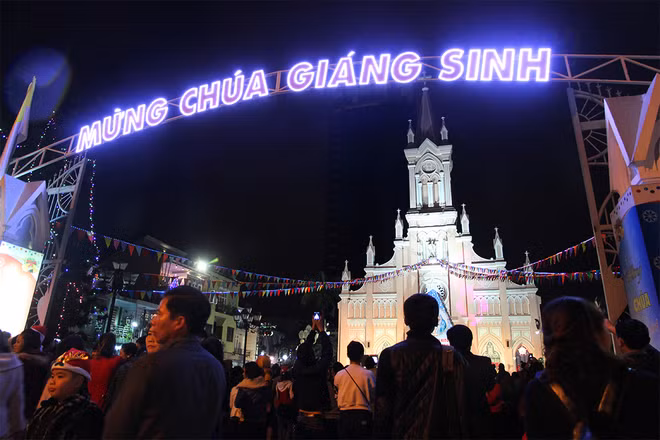 Tối 24/12, hàng nghìn người dân Đà Nẵng đổ đến các nhà thờ dự canh thức giáng sinh và thánh lễ. Thu hút đông người nhất là nhà thờ Chính tòa. 