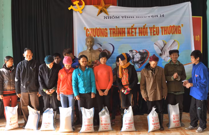 Trong buổi tình nguyện, Nhóm tình nguyện 14 đã đã trao tặng cho 27 hộ nghèo và cận nghèo trên địa bàn xã, mỗi hộ hơn 10kg gạo, và gửi tặng 21 suất quà là vở học sinh cho học sinh nghèo vượt khó trên địa bàn xã.