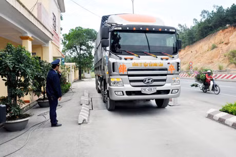 Kiểm tra tải trọng xe Quốc lộ 18, (Km 103+800, khu vực Đại Yên, TP Hạ Long, Quảng Ninh) 
