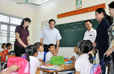 Các đồng chí lãnh đạo tỉnh kiểm tra việc triển khai Đề án 25 tại Trường Tiểu học Lục Hồn (xã Lục Hồn, Bình Liêu) tháng 9-2014.