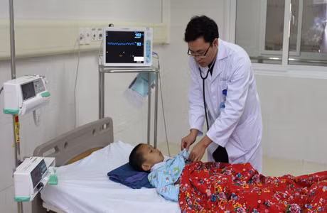 Bác sĩ Dương Văn Linh, bác sĩ khoa Nhi, Bệnh viện Sản nhi Quảng Ninh đang khám cho cháu Tạ Tích Hữu 
