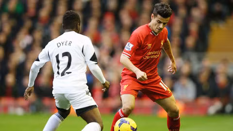 Coutinho (áo đỏ) và đồng đội rất muốn thắng để bám đuổi tốp đầu