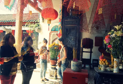  Năm mới người dân đi chùa cầu an cho bản thâ, gia đình, bạn bè một năm như ý, bình yên. Ảnh: Khánh Ly