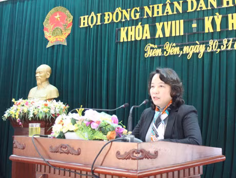 Đồng chí Vũ Thị Thu Thủy, Phó Chủ tịch UBND tỉnh phát biểu tại hội nghị 