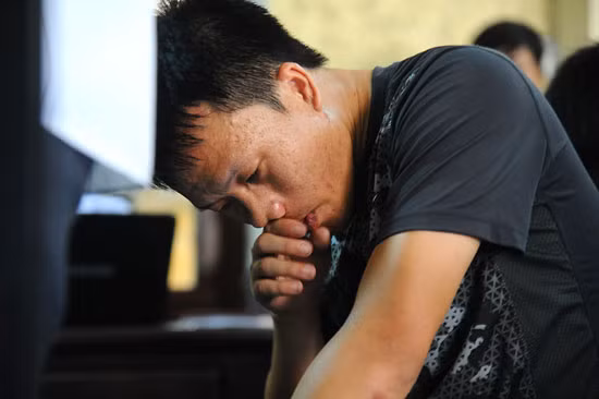 Tiền vệ Mạnh Dũng cúi đầu nhận án tù.