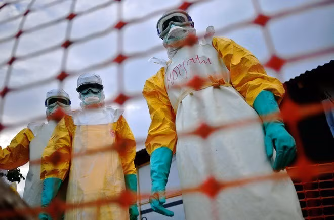 Nhân viên y tế tại vùng dịch Ebola ở Sierra Leone. (Nguồn: nbcnews.com)
