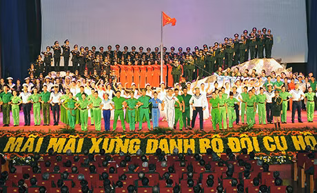 Sáng 20-12-2014, tại Trung tâm Hội nghị Quốc gia Mỹ Đình, Hà Nội, Ban Chấp hành Trung ương Đảng Cộng sản Việt Nam, Quốc hội, Chủ tịch nước, Chính phủ, Ủy ban Trung ương Mặt trận Tổ quốc Việt Nam, Quân ủy Trung ương và Bộ Quốc phòng tổ chức trọng thể Lễ kỷ niệm 70 năm Ngày thành lập Quân đội nhân dân Việt Nam 22-12 (1944-2014), 25 năm Ngày hội Quốc phòng toàn dân 22-12 (1989-2014) và trao tặng Huân chương Sao Vàng lần thứ năm. Trong ảnh: Chương trình nghệ thuật chào mừng buổi lễ. Ảnh: TTXVN
