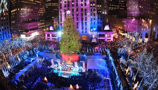 Tại khuôn viên Trung tâm thương mại Rockefeller, cây thông Noel đẹp nhất New York được thắp sáng trong suốt dịp lễ Giáng sinh. Cây thông nặng 13 tấn được trang trí bởi 45.000 đèn led xâu thành một chuỗi dây dài hơn 8km chạy xung quanh thân cây và gắn trên đỉnh bằng một ngôi sao Swarovski.