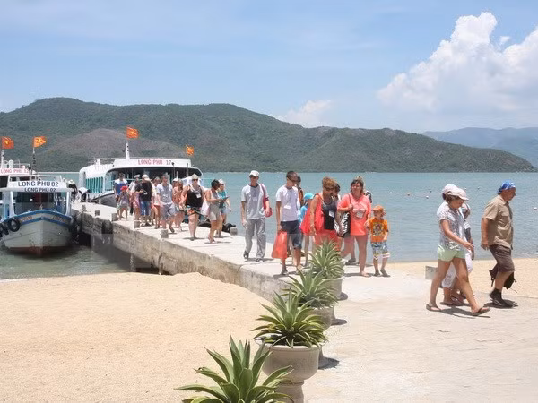 Du khách quốc tế thăm Vịnh Nha Phu, Nha Trang. (Ảnh: Đình Huệ/TTXVN)