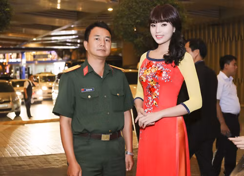  Hoa hậu chụp ảnh cùng các khách mời.