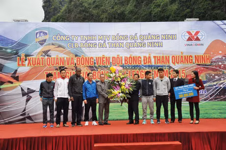 Đồng chí Phạm Minh Chính, Ủy viên TƯ Đảng, Bí thư Tỉnh ủy tặng hoa và 300 triệu đồng cho CLB bóng đá TQN
