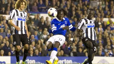 Trước đối thủ kỵ giơ Everton, Newcastle (áo sọc) dễ có trận thua thứ 5 liên tiếp