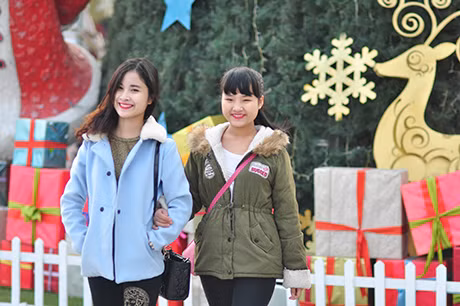 Thiếu nữ sinh tươi tạo dánh bên cây thông, những thùng quà, hòm thư ông già tuyết.