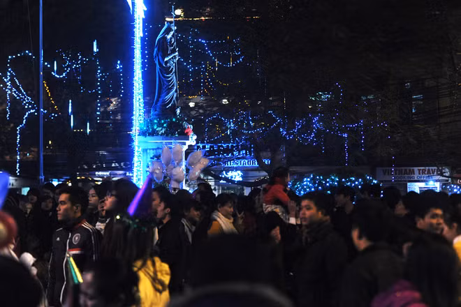 23h, khu vực trung tâm Hà Nội thưa dần, người dân bắt đầu rời khỏi các điểm vui chơi để trở về nhà, cũng là lúc nhiệt độ ngoài trời giảm nhanh khi đã về khuya. (Ảnh: Quý Đoàn)