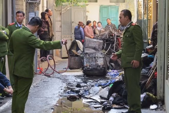 Lực lượng công an khám nghiệm hiện trường tìm nguyên nhân vụ hỏa hoạn nghiêm trọng
