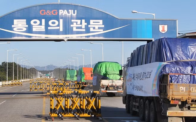 Đoàn xe chở hàng viện trợ rời thành phố biên giới Paju, miền tây Hàn Quốc đến CHDCND Triều Tiên. (Nguồn: YONHAP/TTXVN)