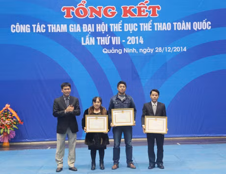 Ông Trần Đức Phấn, Vụ trưởng Vụ thể thao Thành tích cao trao cờ thi đu xuất sắc của Bộ Văn hóa, Thể thao và Du lịch cho 3 đơn vị là: TX Quảng Yên, phường Cẩm Tây (TP Cẩm Phả), xã Tiên Lãng (Tiên Yên) vì đã có thành tích xuất sắc tổ chức Đại hội TDTT cấp cơ sở