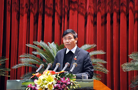 Đồng chí Vũ Ngọc Giao, Trưởng Ban Tuyên giáo Tỉnh ủy, Trưởng Ban Kinh tế- Ngân sách HĐND tỉnh báo cáo thẩm tra của Ban.