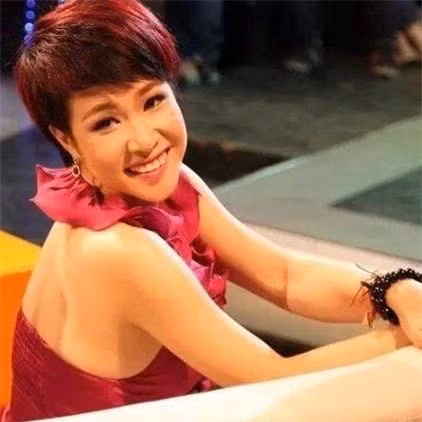 Ca sĩ Uyên Linh