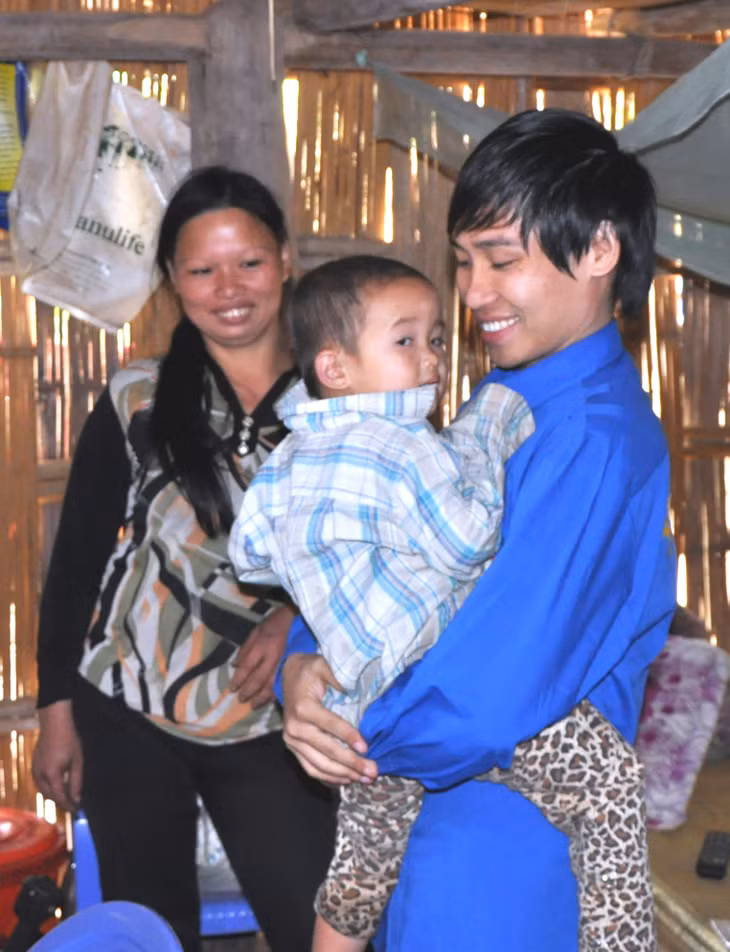 Với tinh thần “thương người như thể thương thân”, sáng 28-12, Nhóm tình nguyện 14 đã đến xã Kỳ Thượng, huyện Hoành Bồ tổ chức hoạt động tình nguyện với chủ đề "Kết nối yêu thương", trao quà cho hộ nghèo và học sinh vượt khó.