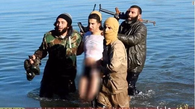 Phi công Jordan (áo trắng) bị phiến quân IS bắt giữ. (Nguồn: cnn.com)