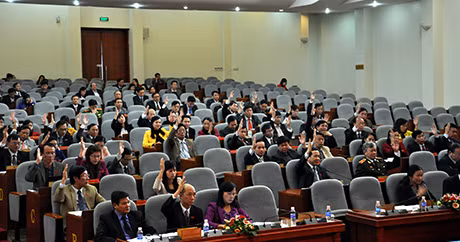 Các đại biểu HĐND tỉnh biểu quyết thông qua các nghị quyết tại phiên bế mạc kỳ họp