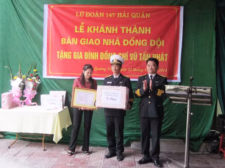 Đại diện lãnh đạo Lữ đoàn 147 bàn giao nhà cho 