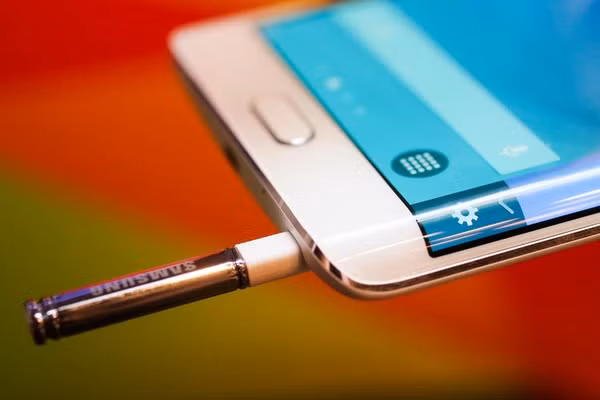 Khi ra mắt sản phẩm Samsung cho biết tính ứng dụng của phần màn hình cong là rất linh hoạt và có thể mở rộng trong tương lai.