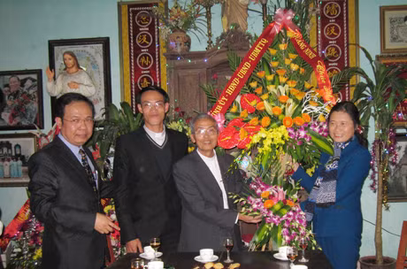 Đồng chí Đỗ Thị Hoàng, Phó Bí thư Thường trực Tỉnh ủy, Trưởng đoàn ĐBQH tỉnh tặng hoa chúc mừng giáo xứ Hiệp Hòa (TX Quảng Yên).